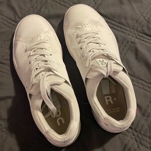 White Leather OnCloud Sneakers 
Womens Size 9 
Lightly worn | Very Clean